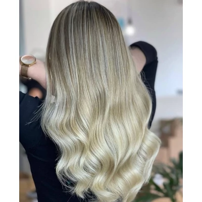 Szőkítés: balayage technika KINBLOND 10 vol. oxival, Színezés: KINCREM™ Color 10.21 + M99  10 vol. oxival (1+2 arányban).